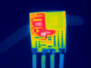 Тепловізійне фото DC/DC перетворювача Scream Industries у режимі 9V при струмі 5A, температура після 10 хвилин роботи 128°C