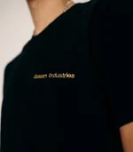 Чорна футболка Scream Industries із золотим логотипом