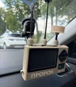 Польовий аналізатор відеосигналу ПРОРОК на кріпленні з присоскою — вигляд збоку