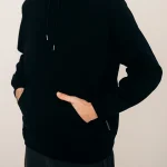 Передній вигляд чорного худі Scream Industries із золотим технічним принтом SI