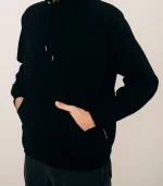 Передній вигляд чорного худі Scream Industries із золотим технічним принтом SI
