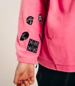 Вишиті графічні елементи на рукаві рожевого світшота Scream Industries Pink Edition